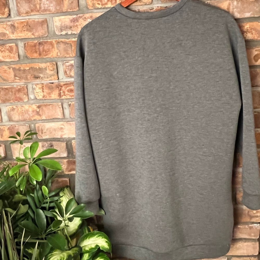 Zara oversize gray crew sweatshirt for women. Perfect condition. Size medium.